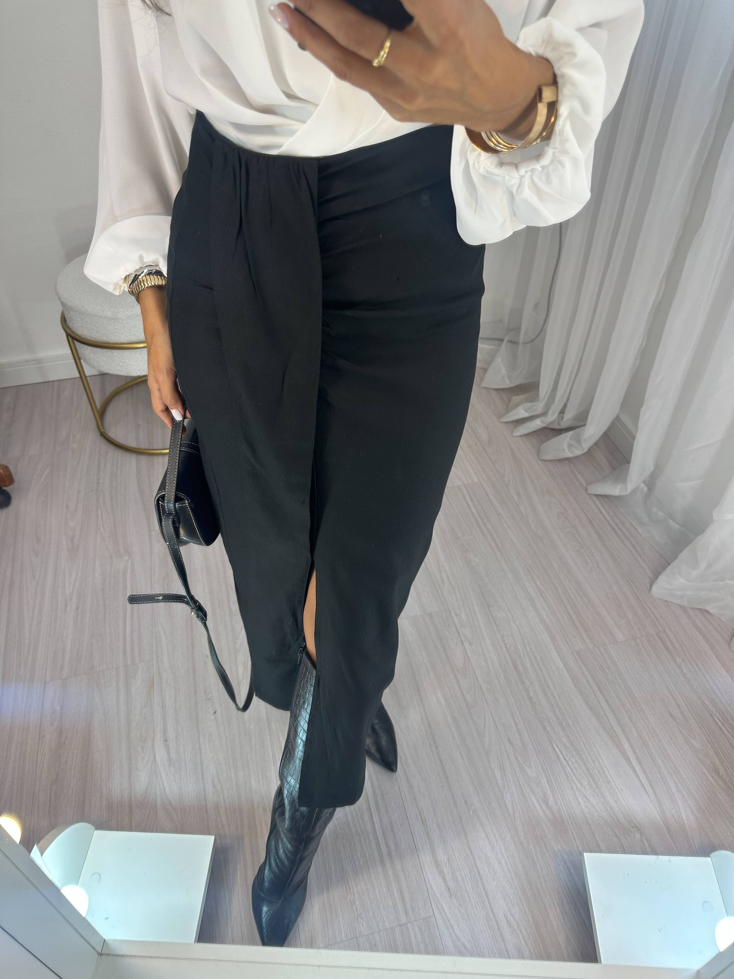 Saia Midi em Linho Preto Ema