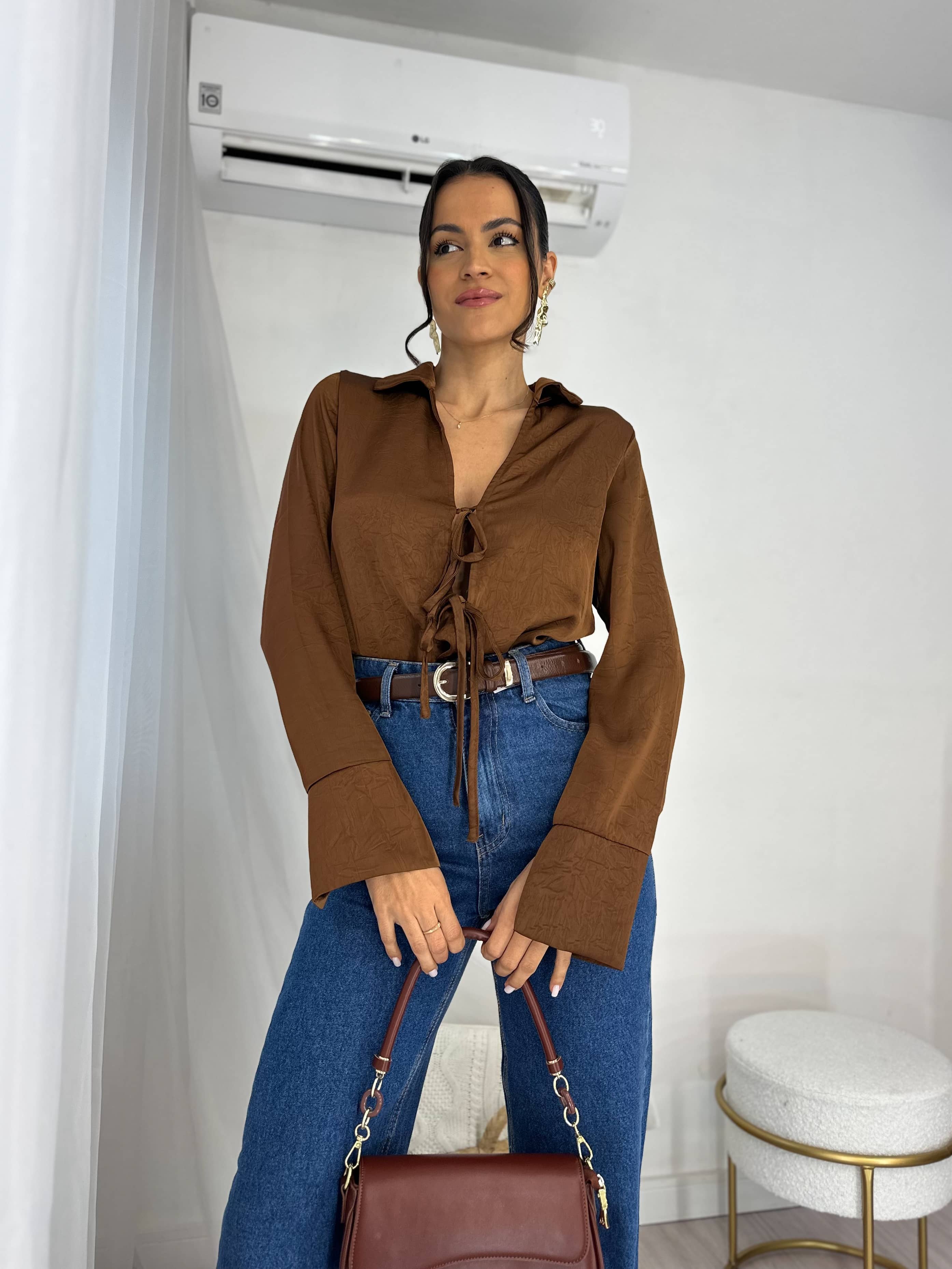 Blusa Acetinada Marrom Lilian