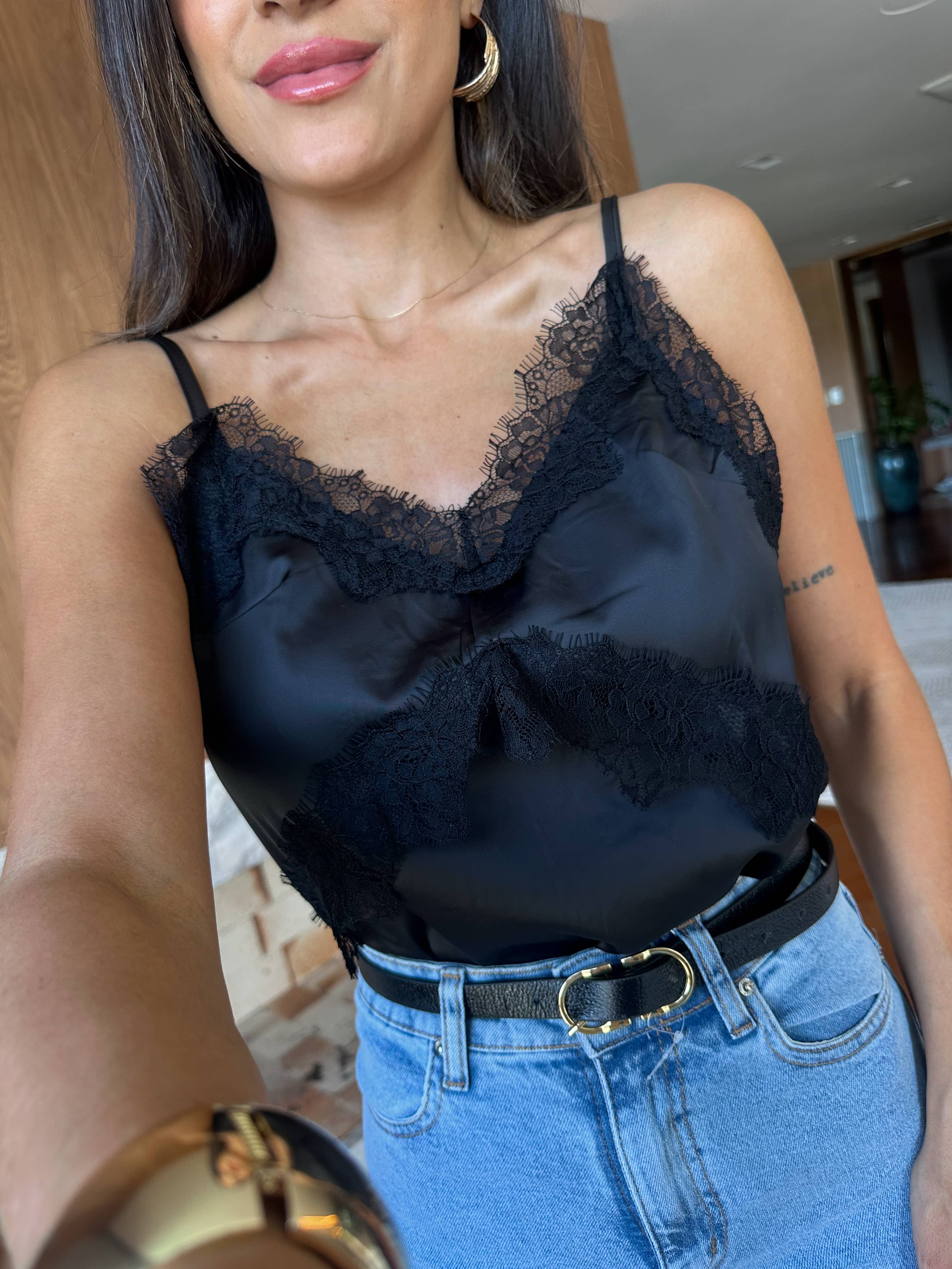 Blusa Acetinada Preta Selena