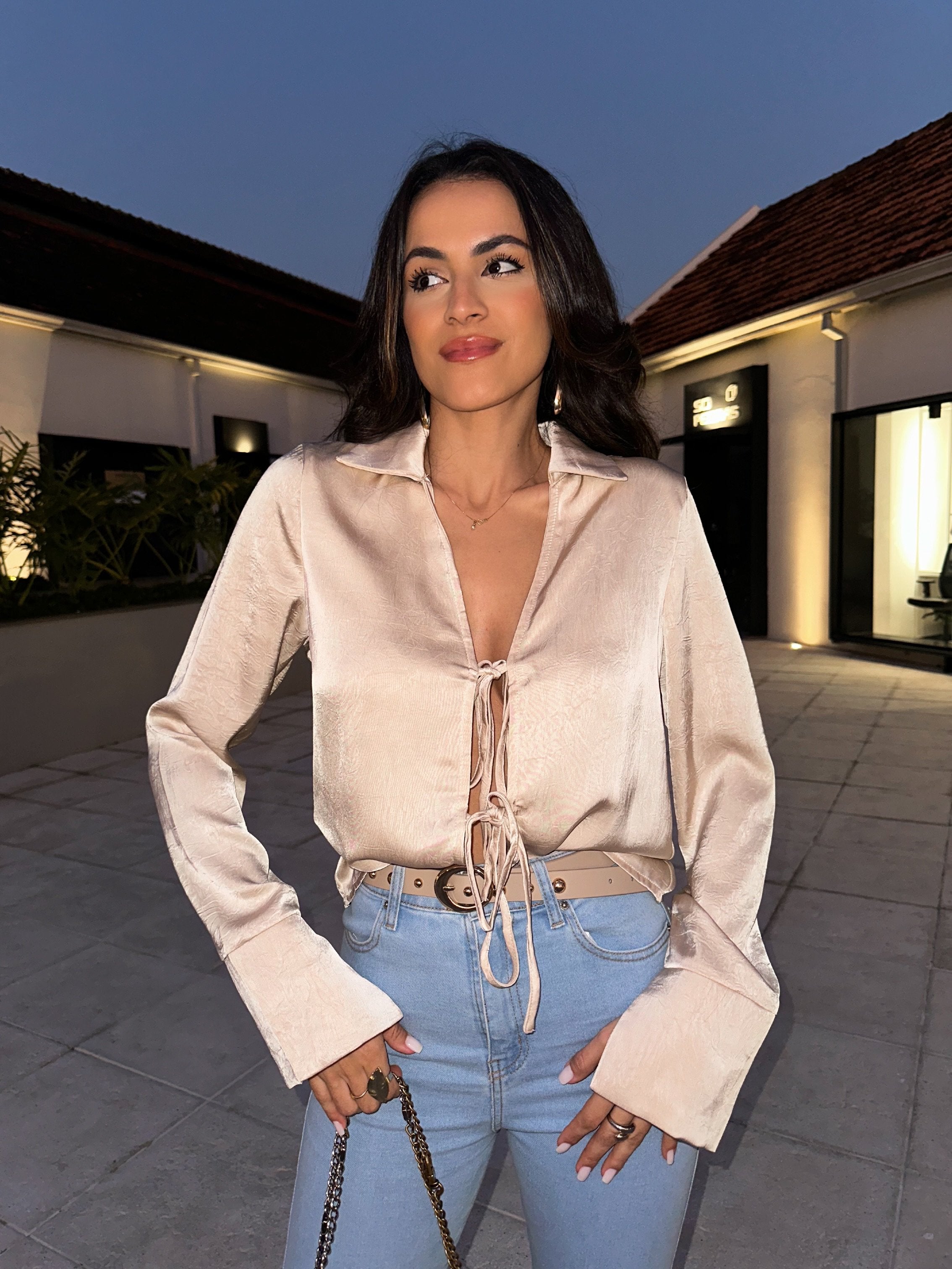 Blusa Acetinada Areia Lilian